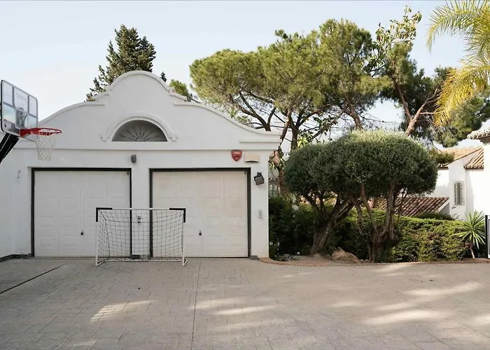 Ross - Luxurious In The Heart Of Villa Marbella