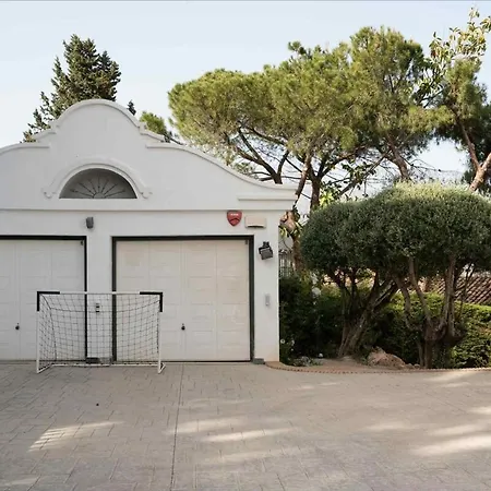 Ross - Luxurious In The Heart Of Villa Marbella